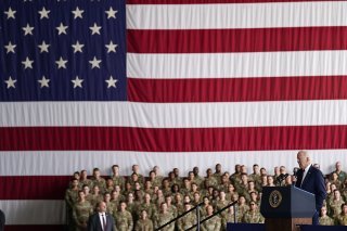 Joe Biden a honoré la mémoire des morts dans les attentats du 11 septembre depuis une base militaire en Alaska, où il faisait escale après une tournée en Inde et au Vietnam.